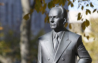 Statue d’Adélard Godbout.