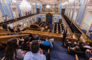 Visite guidée d'un groupe scolaire dans les tribunes de l'Assemblée nationale