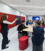 Visite guidée d'un groupe scolaire dans la salle jeunesse