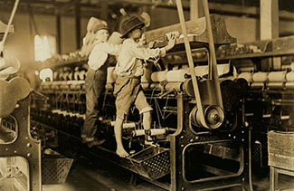 Deux enfants travaillant dans une fabrique de textile