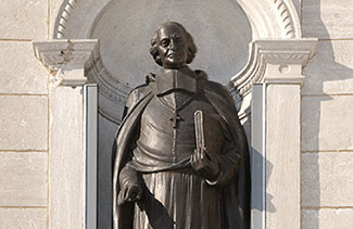 Statue de Mgr François de Laval.