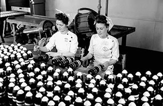 Image de travailleuses inspectant des obus pendant la guerre.
