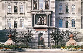 La façade de l’hôtel du Parlement.