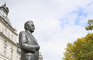 Le monument Maurice-Duplessis.
