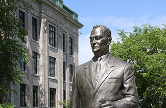Le monument Jean-Lesage.