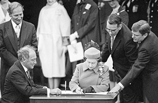 Pierre Elliott Trudeau et la reine Élisabeth II.