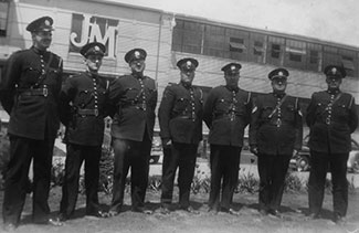 Policiers affectés à la surveillance des installations.