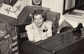 Marthe Simard dans les bureaux du Comité France libre de Québec.