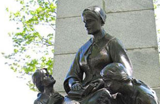 Statue de Marie Rollet et ses enfants.