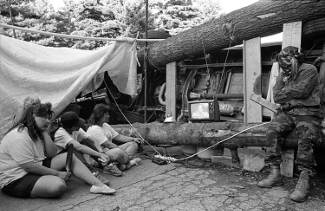 Mohawks regardant les nouvelles sur la crise d’Oka à partir des barricades.